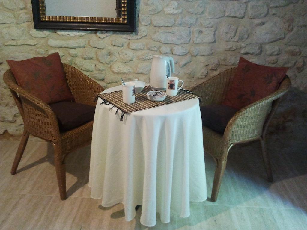Chambres D'Hotes La Grange Au Bois Champagne-et-Fontaine Rum bild